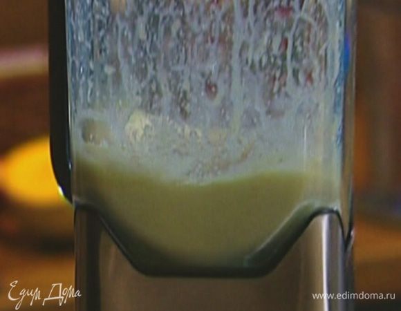 Яйцо с сахаром взбить в блендере. Не прекращая взбивать, добавить бананы.