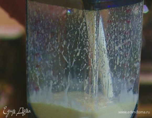 Влить кефир и оливковое масло и еще немного взбить.