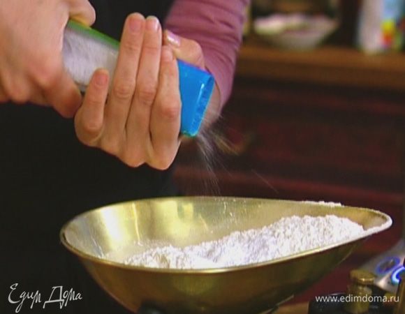 Муку перемешать с разрыхлителем, мускатным орехом и солью.