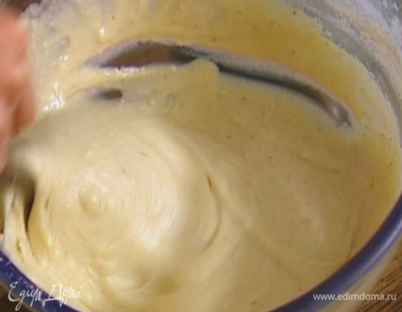 Влить в муку бананово-яичную массу и вымешать тесто.