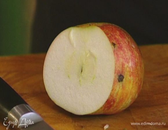 Яблоко очистить и удалить сердцевину.