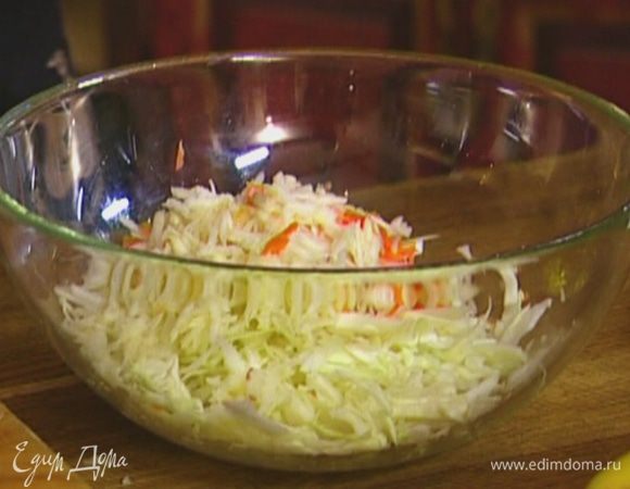 Яблоко и морковь натереть на крупной терке, выложить к капусте.