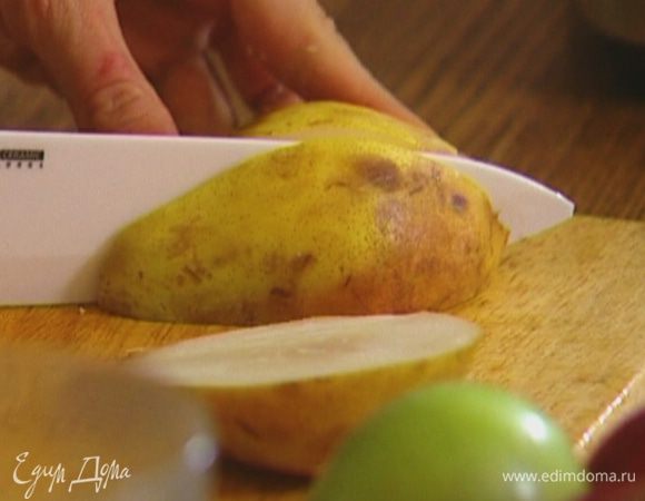 Грушу почистить, удалить сердцевину.