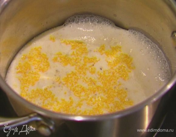 Кукурузную крупу всыпать в кастрюлю, влить горячее молоко и 1/2 стакана горячей воды, посолить и варить кашу до готовности.