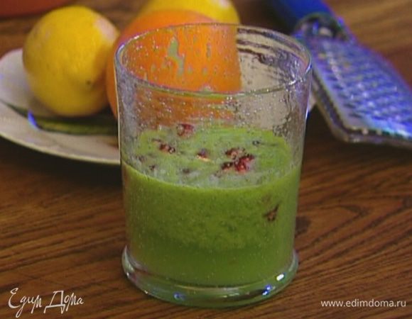 Выжать сок из огурцов и киви.