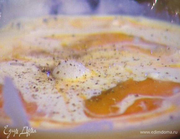 Яйца взбить венчиком вместе со сливками. 