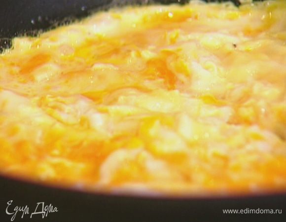 Разогреть в сковороде сливочное масло, влить яйца со сливками, посыпать укропом, посолить, поперчить и жарить, постоянно помешивая, чтобы получилась нежная, неоднородная и несухая масса.