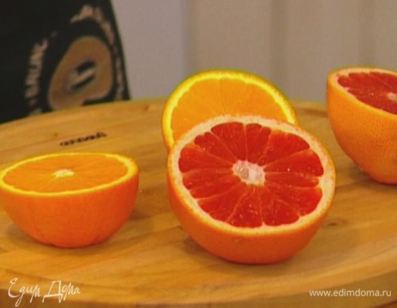 Апельсин очистить от кожуры и разрезать на части. 