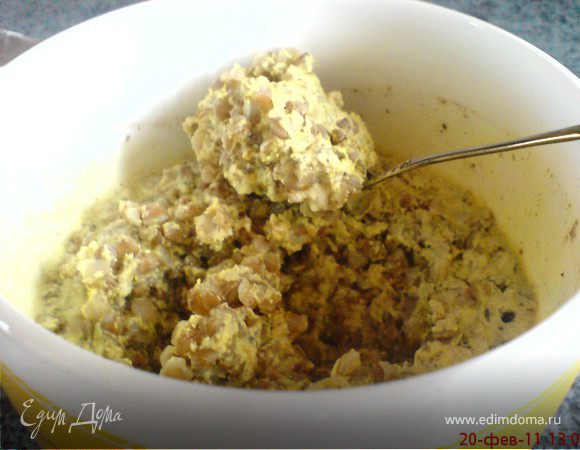 Гречу (ошпарить или тщательно промыть), хлопья,льняную мук и специи залить кефиром на ночь. Консистенцию можно регулировать самим, т.к.утром вы увидете, что у вас получилась масса(плотная по текстуре), а если любите "по-жиже" - увеличьте кефир.
Утром, когда ЭТО УЖЕ МОЖНО ЕСТЬ!!! добавьте мёд, сахар и собственно, блюдо уже готово...