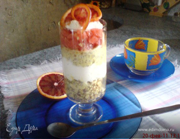 Теперь коротко о пользе входящих ингредиентов.
Зелёная греча,т.к. не подвержена никакой обработке,в разы превосходит по составу,обычную гречу,витаминами гр.В,РР,Р(рутин-благотворный для сосудов)содержится только в грече(из зерновых), С,Д,Е;железо,калий,магний,медь,цинк,хром,селен;растительный белок и незаменимые аминокислоты-т.е."золтое"сочетание натуральных питательных веществ.Греча относится к продуктам с "отрицательной" каллорийностью.
Овсяные хлопья(продукт молодости...)связывают "свободные"жиры и ещё много чего...
Льняная мука-калий(в 7раз больше,чем в бананах),магний,фосфор,селен;ОМЕГА-3 и 6 жирные кислоты;особенно эффективна для тех,у кого "ленивое" пищеварение.Единственное НО:добавлять по чуть-чуть(т.к. очень увеличивается в объёме).
ВСЁ это натуральная растительная целлюлоза,которая помогая очистить ВСЁ и ВСЯ в вашем организме,снабдив его при этом всеми "полезностями".
Куркума и корица-горькие специи,чистят кровь и "ражигают внутренний огонь",т.е.улучшают метаболизм...
Майоран-растение лекарь,улучшающее пищеварение и растворяющее жиры(им,вообще хорошо приправлять все жирные блюда).
Имбирь-об этом даже не пишу...
Грейпфрут-тонизирует,снимает отёки и за счёт горечи,ускоряет переваривание пищи.
Все сосставляющие относятся "долгим" углеводам,т.е.усваиваться всё это будет долго и правильно и если вы съедите такой завтрак,то обедать захотите не раньше,чем через 5-6часов...Причём при достаточно высокой каллорийности получившегося блюда,будете только худеть...
