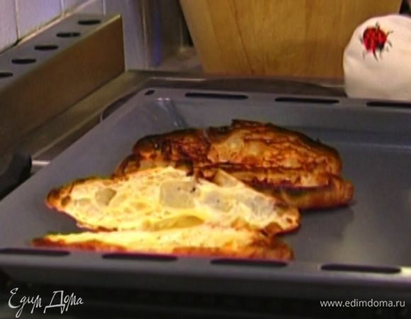 Круассаны надрезать вдоль не до конца, затем раскрыть, выложить на противень и отправить на несколько минут под гриль.