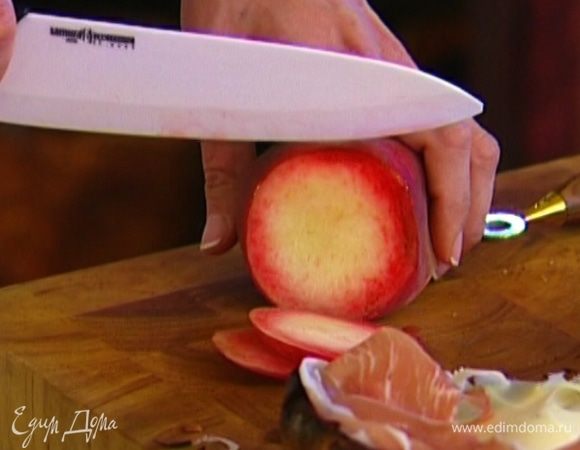 Персик, удалив косточку, нарезать тонкими дольками.