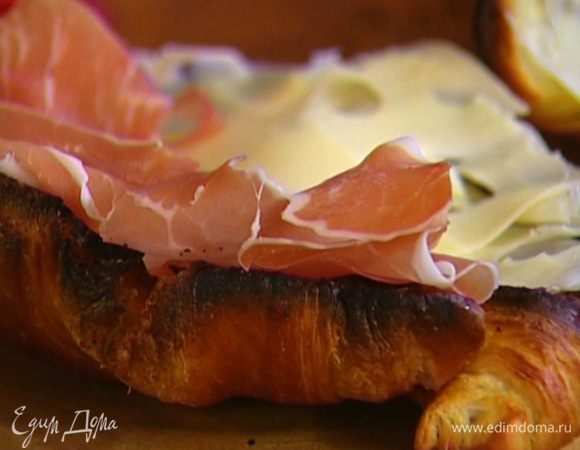 Горячие круассаны смазать заправкой, на одну половину выложить сыр, на другую — ветчину, сверху положить дольки персика.