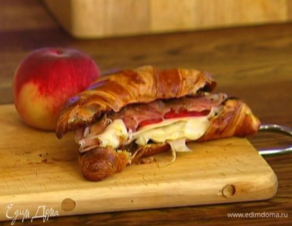 Соединить половинки круассанов и отправить на 10 секунд в разогретую духовку.