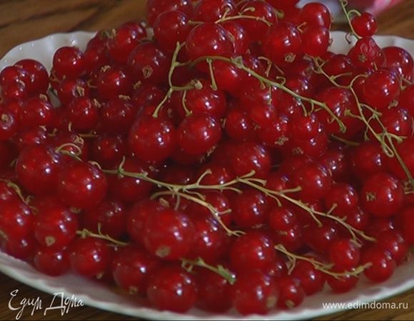 1. Красную смородину предварительно разморозить.
