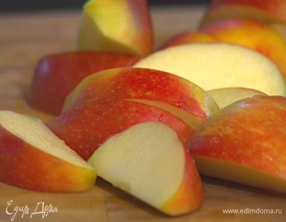 Яблоки разрезать и удалить из них сердцевину.