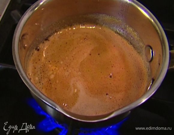 Выжать сок из яблок и смородины, вылить его в небольшую кастрюлю и прогреть на огне, не доводя до кипения.