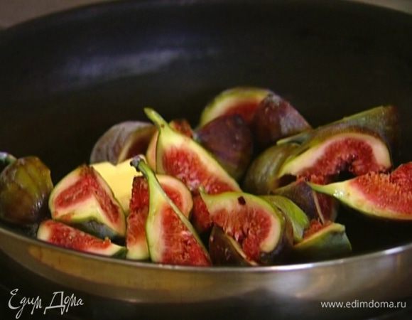 Приготовить соус: разогреть в сковороде сливочное масло и прогреть инжир так, чтобы он закарамелизировался.