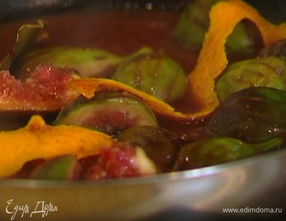 Влить вино, дать ему закипеть, убавить огонь, добавить гвоздику, лавровый лист, цедру апельсина и прогревать, пока соус немного не уварится.