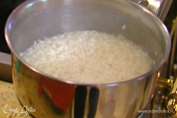 Рис залить кипятком и поставить вариться. Когда вода практически выпарится, влить соевое молоко, посолить, перемешать и подержать на огне еще пару минут.