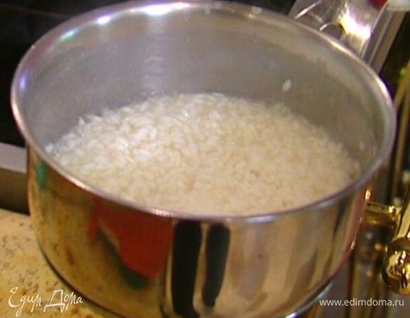 Рис залить кипятком и поставить вариться. Когда вода практически выпарится, влить соевое молоко, посолить, перемешать и подержать на огне еще пару минут.