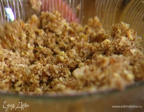 Измельченный миндаль растереть с 50 г предварительно размягченного сливочного масла.