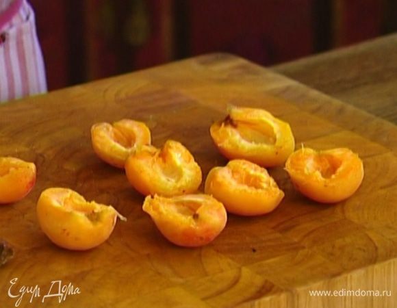 Абрикосы разделить на половинки и вынуть косточки.