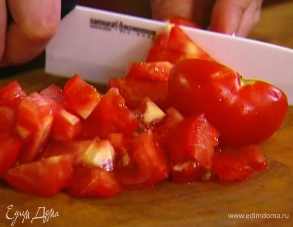Помидоры нарезать маленькими кубиками.