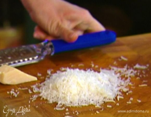 Сыр натереть на мелкой терке.