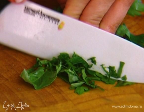 Зелень мелко порубить, добавить к помидорам, слегка посолить, поперчить и перемешать. 