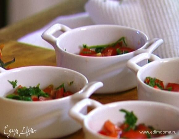 Выложить помидоры в 4 небольшие керамические формочки, влить по 1 ст. ложке сливок. 