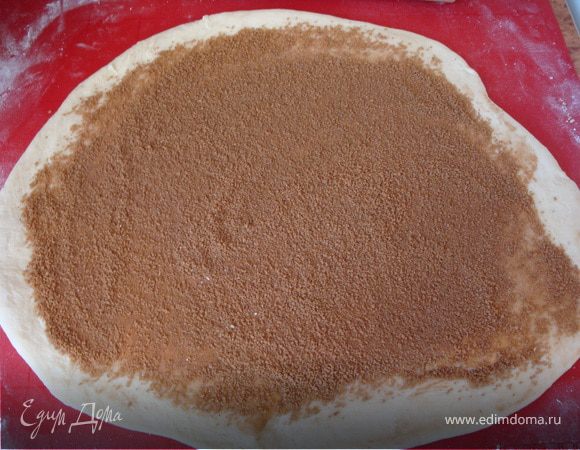 Начинка номер два. Отделяем такую же часть теста. Раскатываем, и так далее: все делается аналогично. Теперь насыпаем на лепешку корицу с сахаром, разравниваем...