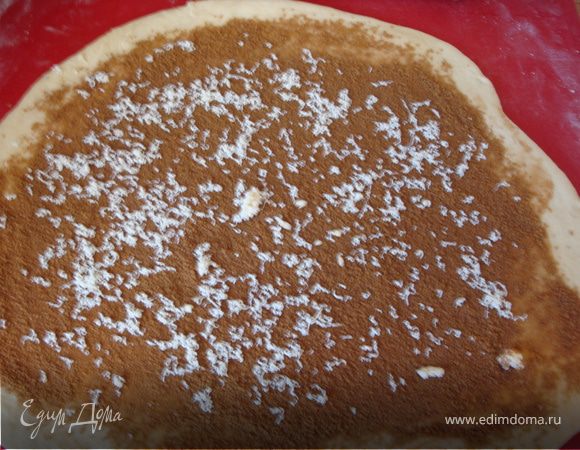 В эти булки я решила добавить немного масла, но поздно спохватилась и потерла замороженное масло поверх корицы...