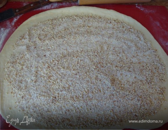 Начинка номер три. Все так же просто: отшипываем (отрезаем), раскатываем, посыпаем орехами и сахаром, разравниваем...