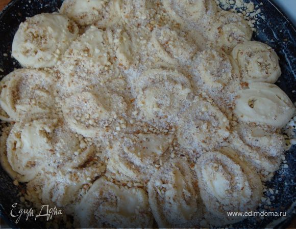 Закатываем, защипываем, отрезаем, защипываем, отрезаем...
Во всех случаях начинка немного просыпается. После сбора каждого "букета" остатки начинки просто высыпаем сверху на розочки.