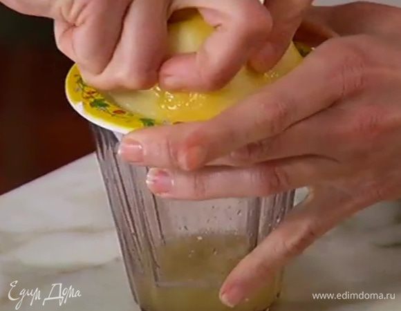 Из лимонов выжать сок.