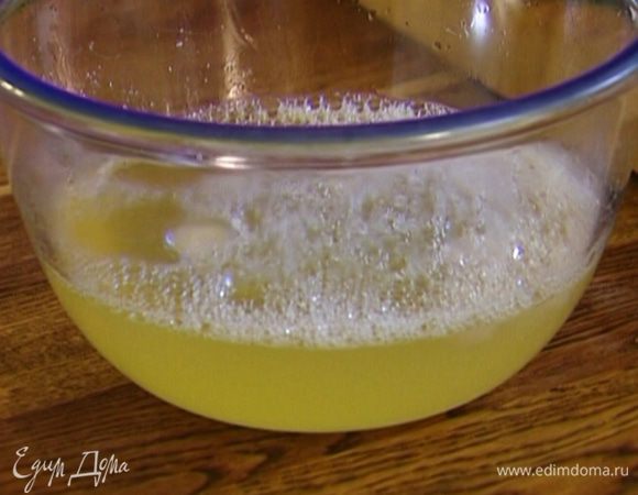 Процедить отвар через сито, добавить лимонный сок, лед и газированную воду. 