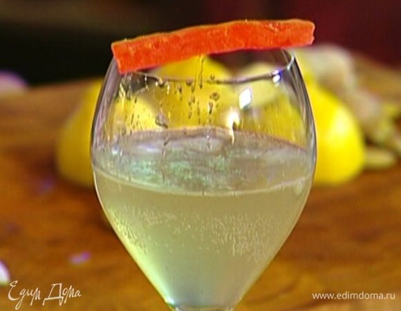 Разлить лимонад в бокалы и подавать.