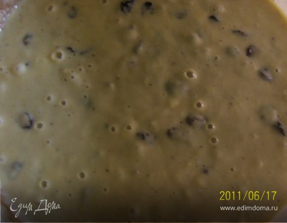 Готовим тесто. Разводим дрожжи в теплом молоке. Добавляем растопленное масло, взбитые венчиком яйца, соль, сахар, изюм. Хорошенько взбить. Добавляем муку, продолжая взбивать. Получается довольно жидковатое тесто. Ставим на 30 минут в теплое место. 