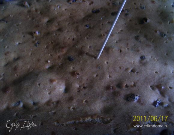 Увеличившуюся в два раза массу выливаем в квадратную форму, предварительно выстиланную бумагой для выпечки (промаслить). Выпекать 25-30 минут при 210 С. Горячую выпечку часто проколоть деревянной палочкой.