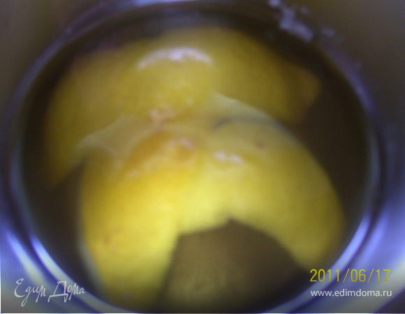 Готовим сироп. Растворить сахар в теплой воде. Добавить цедру, лимонный сок и дать покипеть 1 минуту. Добавляем ром. 