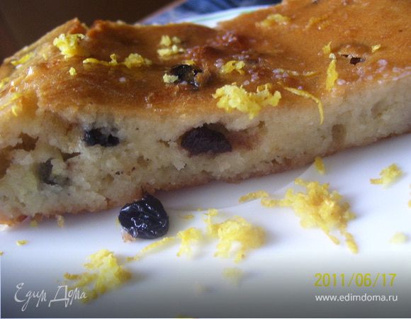 Выпечку разрезать на порции и поливать горячим сиропом, пока весь не впитается. 