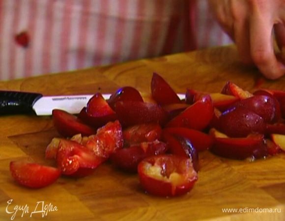 Сливы, удалив косточки, нарезать и выложить в небольшую кастрюлю.