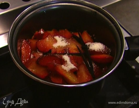 Добавить стручок и зерна ванили. Поставить кастрюлю на огонь и варить минут пять.