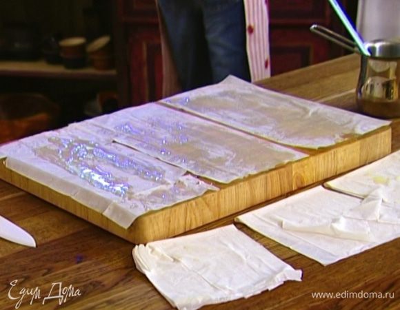 Каждый лист теста разрезать на три прямоугольника, смазать их растопленным маслом, слегка присыпать сахаром и уложить один на другой — должно получиться три пласта теста, сложенных из 4 тонких листов.