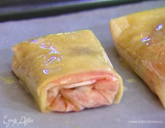 Застелить противень бумагой для выпечки, уложить рулетики, смазать их оставшимся растопленным маслом, посыпать сахарной пудрой и выпекать в разогретой духовке 15–20 минут.