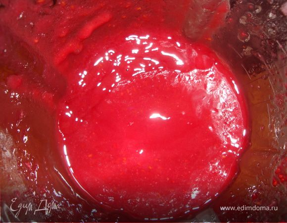 После всего этого развлечения у меня остался еще небольшой кусочек теста. Я разморозила малину, добавила сахар, немного крахмала и взбила все это в блендере...