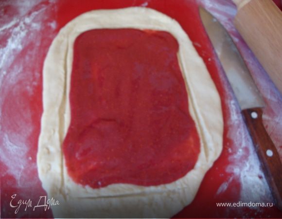 Остаток теста раскатала. По периметру сделала надрезы и налила малиновую начинку...