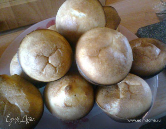 Подаем со сметаной,вареньем.
P.S.эти блинные булочки можно начинять  сладкой начинкой,а также и соленой.Но если начинка будет соленой,то в тесто сахар не добавляем.