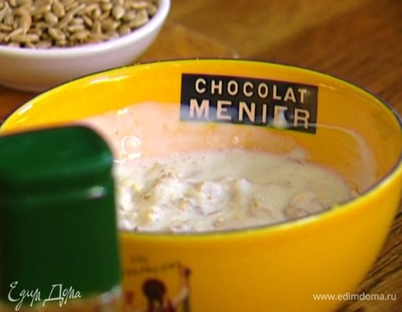 Хлопья заранее замочить в йогурте.